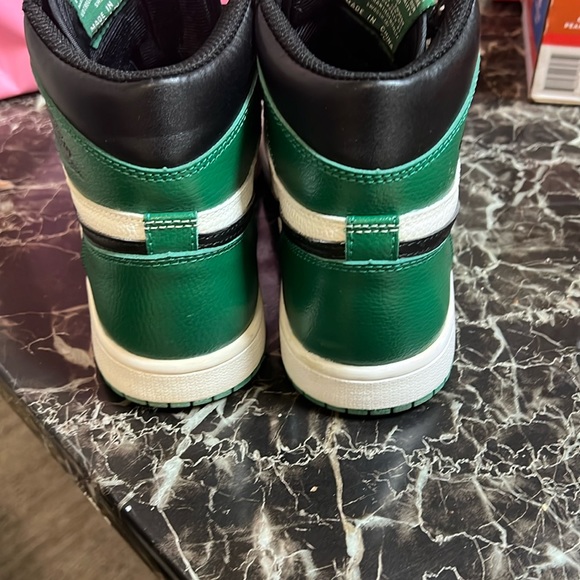 Jordan 1” Pine greens. Hi OG. Wellington negotiate reasonable offers. - Picture 3 of 7